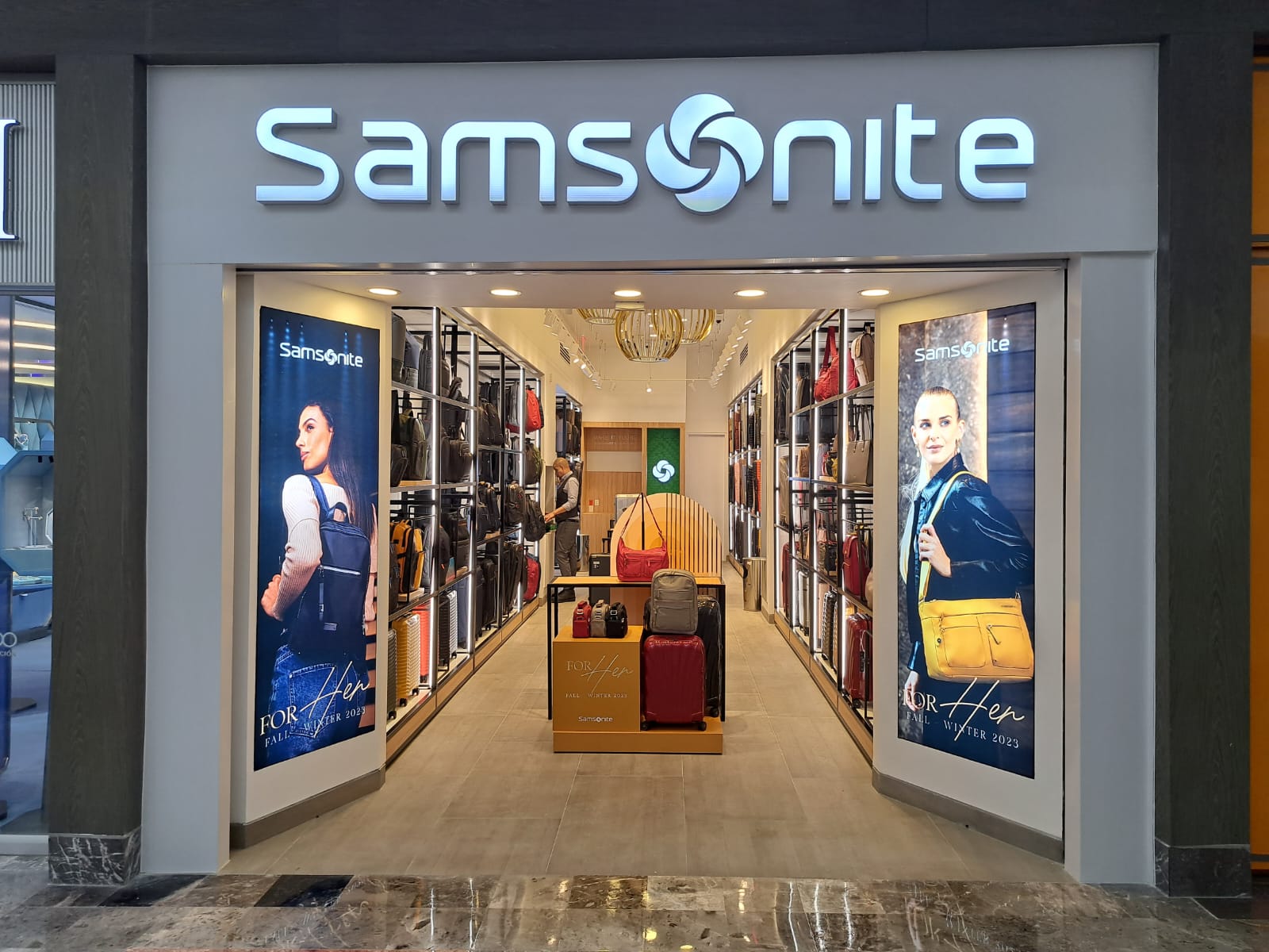 Tienda Samsonite terminada después de la remodelación de CAIISA